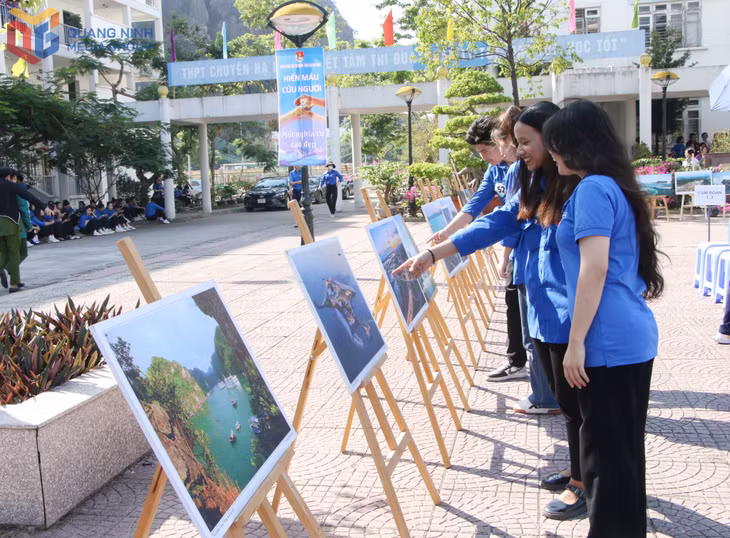 ĐVTN xem triển lãm trưng bày ảnh về các hệ giá trị Quảng Ninh tại Ngày hội “Khát vọng cống hiến - Lẽ sống thanh niên” năm 2024.