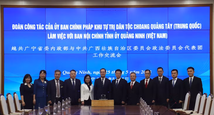 Đoàn đại biểu hai bên chụp ảnh lưu niệm.