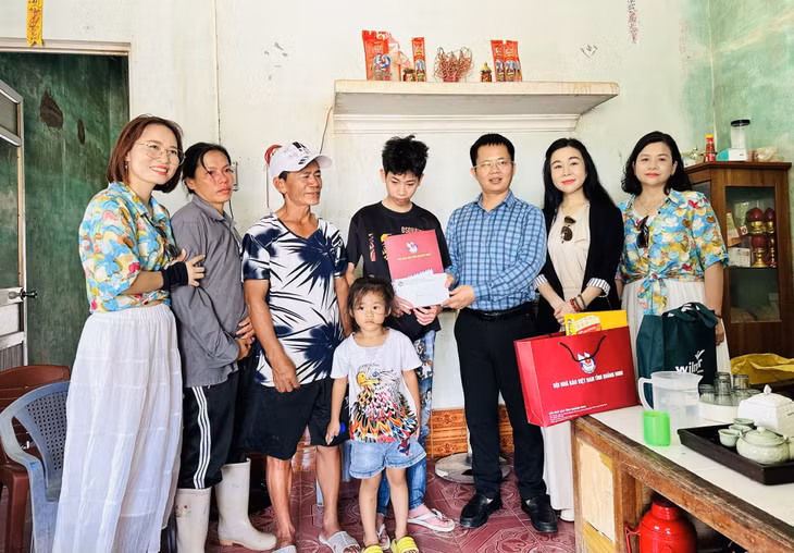 Đại diện Hội Nhà báo tỉnh Quảng Ninh trao hỗ trợ cho cháu Phạm Quang Lộc, xã đảo Vĩnh Thực, TP Móng Cái, có hoàn cảnh khó khăn.