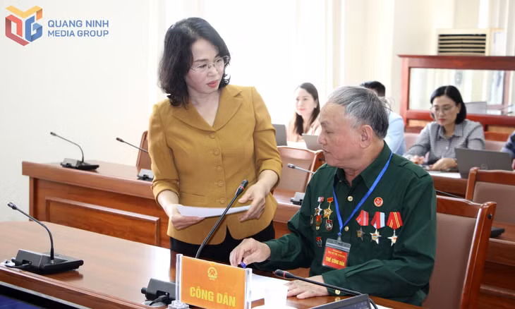 Đồng chí Trịnh Thị Minh Thanh, Phó Bí thư Thường trực Tỉnh ủy, Chủ tịch HĐND tỉnh, trao đổi với công dân tại buổi tiếp. Ảnh: Mạnh Trường