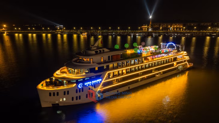 Du thuyền Luna HaLong Cruise 5 sao hiện có sức chứa 550 khách.
