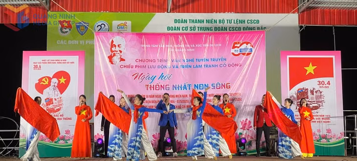 Tiết mục trong đêm diễn đầu tiên vào tối 9/5 tại Trung đoàn CSCĐ Đông Bắc phục vụ trên 1.000 cán bộ, chiến sĩ.