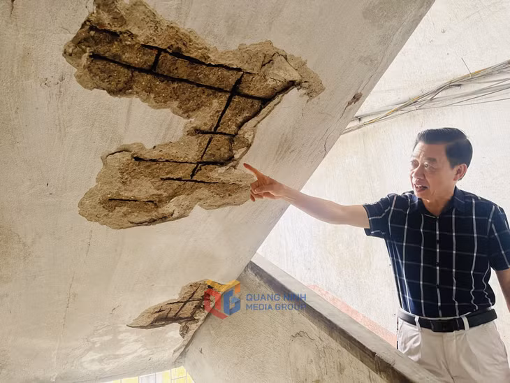 Hạ tầng của chung cư 5 tầng khu phố Tân Lập 5, phường Cẩm Thủy, TP Cẩm Phả đã hư hỏng, bong tróc.