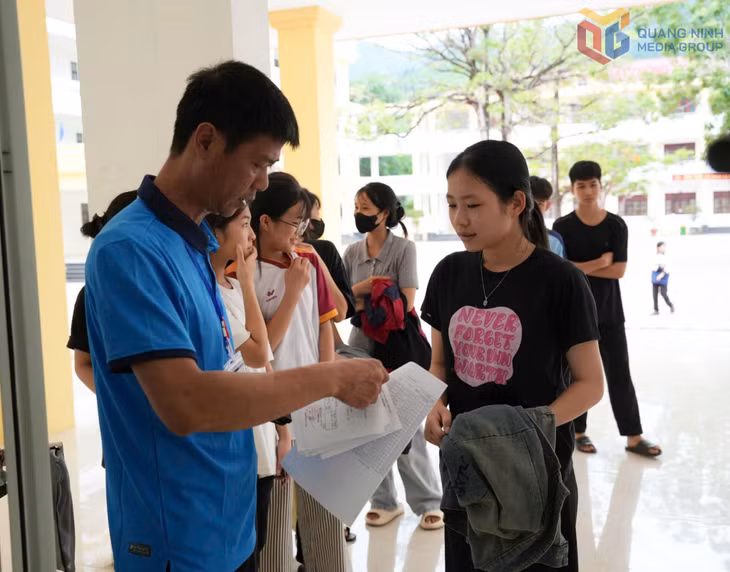 Cán bộ coi thi tại hội đồng coi thi Trường THPT Bình Liêu gọi thí sinh vào phòng thi và kiểm tra giấy báo dự thi, giấy tờ cá nhân của thí sinh. Ảnh: La Nhung (CTV)
