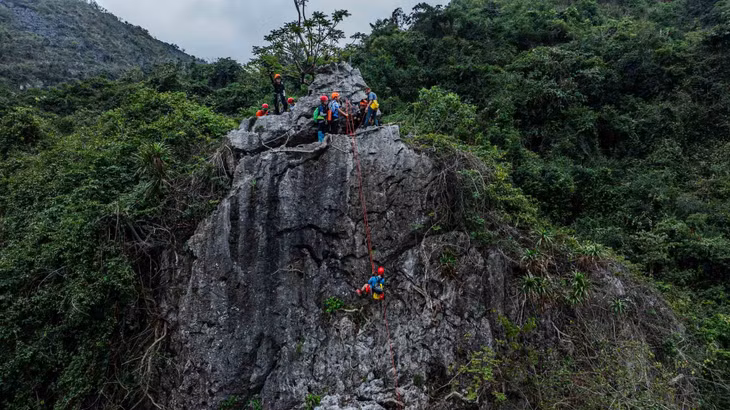 Đứng từ đỉnh Khỉ Vàng, du khách có thể thử sức với môn đu dây mạo hiểm (abseiling) – một hoạt động mới mẻ nhưng đang được yêu thích tại Cát Bà. Ảnh: Van Ngo