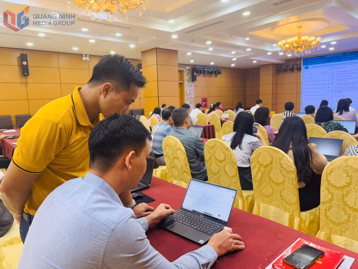 Cán bộ Ban Tuyên giáo và Dân vận Tinh uỷ nghiên cứu và ứng dụng thực hành sử dụng ChatGPT. 