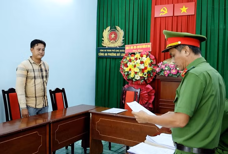 Công an phường Mỹ Long tống đạt các Quyết định và Lệnh bắt tạm giam đối với bị can Dưỡng. Ảnh: Vũ Tiến