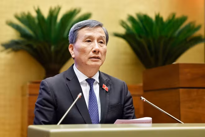 Ủy viên Ủy ban Thường vụ Quốc hội Lê Quang Huy trình bày Báo cáo giải trình, tiếp thu, chỉnh lý dự thảo Luật sửa đổi, bổ sung một số điều của Luật Tiêu chuẩn và quy chuẩn kỹ thuật. (Ảnh: Doãn Tấn/TTXVN)
