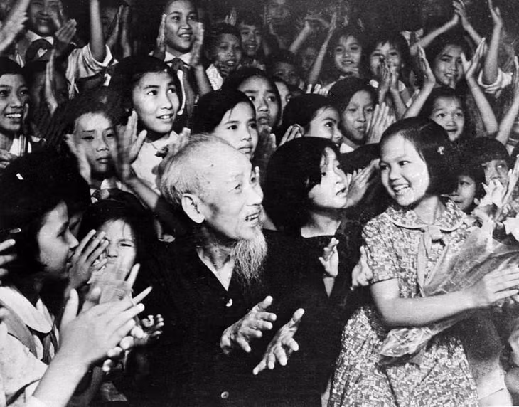Nhân kỷ niệm Ngày Quốc tế Thiếu nhi 1/6, tối 31/5/1969, tại Phủ Chủ tịch, Chủ tịch Hồ Chí Minh cùng thiếu nhi Thủ đô xem biểu diễn văn nghệ chào mừng Bác. (Ảnh: TTTXVN)