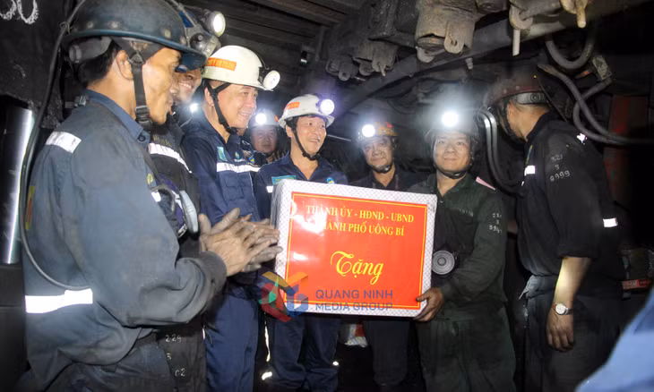 Lãnh đạo TP Uông Bí tặng quà cho công nhân lao động đang làm việc tại mức -50m so với mực nước biển.
