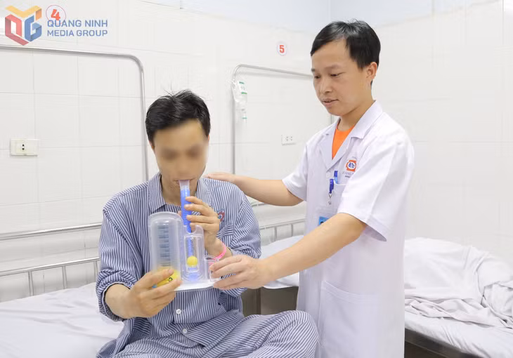 Các bác sĩ Bệnh viện Đa khoa tỉnh vừa cấp cứu thành công cho bệnh nhân bị vỡ kén khí, đứt dây chằng gây tràn máu - tràn khí màng phổi hiếm gặp, nguyên nhân do hút thuốc lá thường xuyên.
