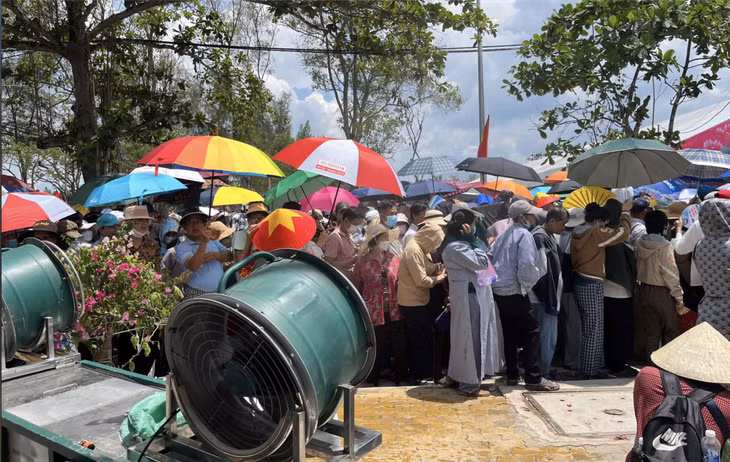 Tại chùa Thanh Tâm, qua hai ngày mở cửa cho người dân chiêm bái xá lợi Phật Thích Ca Mâu Ni đã có hàng chục ngàn người không ngại đường xa đến đây để được chiêm bái.