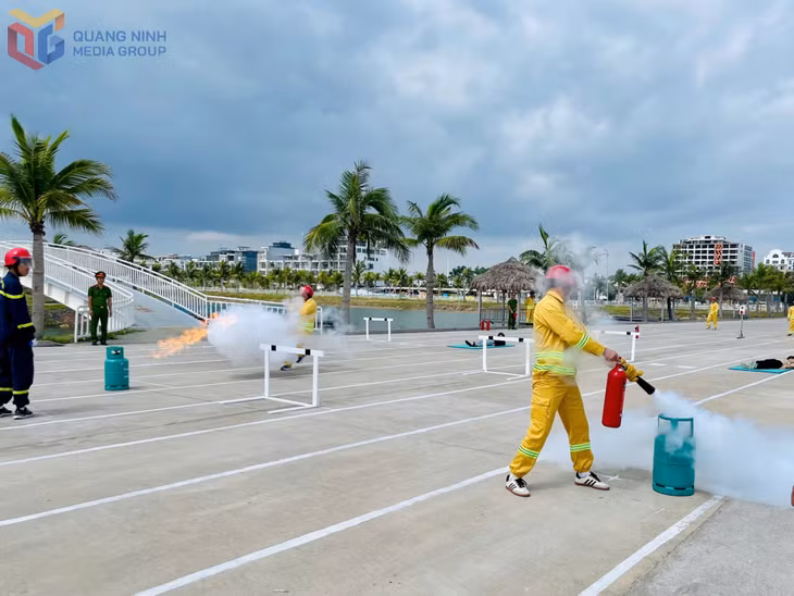 Các thuyền viên tàu du lịch thực hành kỹ năng PCCC&amp;CNCH.