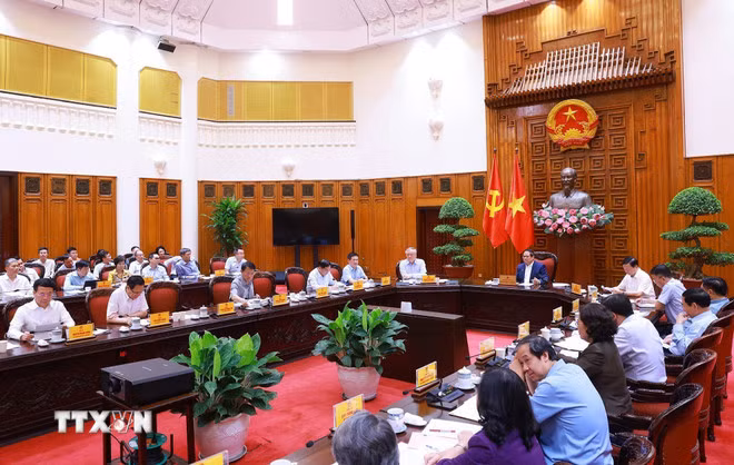 Phiên họp triển khai kế hoạch phân cấp, phân quyền khi thực hiện mô hình tổ chức chính quyền địa phương 2 cấp. (Ảnh: Dương Giang/TTXVN)