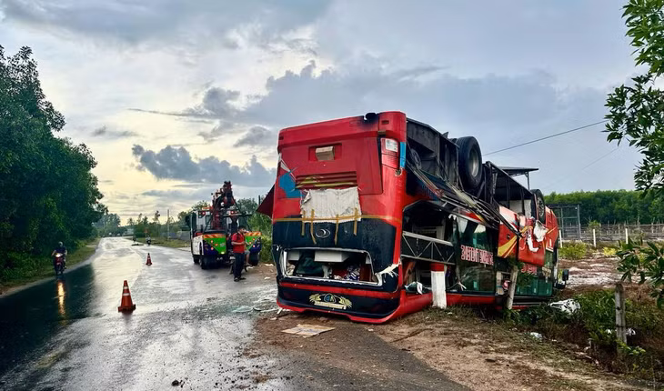 Hiện trường xe khách lật trên Quốc lộ 55. Ảnh: Duy Tuấn