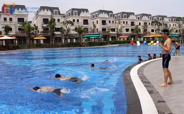 Lớp học tại TP Móng Cái thực hành các bài tập huấn ở bể bơi Vinhome Móng Cái (TP Móng Cái).