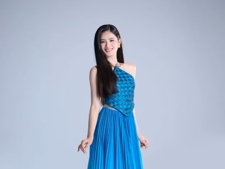 Ý Nhi tận dụng lợi thế ngoại hình, khoe dáng trong trang phục lấy cảm hứng từ áo yếm đan thủ công, phối cùng chân váy mềm mại. (Ảnh: CTV/Vietnam+)