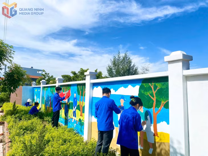 Đoàn viên thanh niên xã Hiệp Hoà vẽ tranh tường góp phần làm đẹp quê hương.