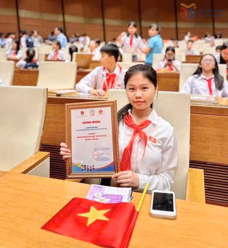 Em Nguyễn Linh Ngọc tham gia phiên họp giả định “Quốc hội trẻ em”.