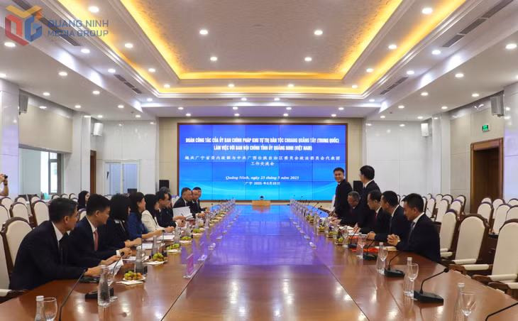 Quang cảnh buổi làm việc.