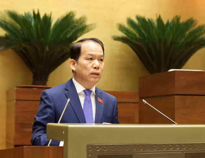 Chủ nhiệm Ủy ban Pháp luật và Tư pháp của Quốc hội Hoàng Thanh Tùng trình bày Báo cáo thẩm tra dự án Luật Tương trợ tư pháp về hình sự. (Ảnh: Phương Hoa/TTXVN)