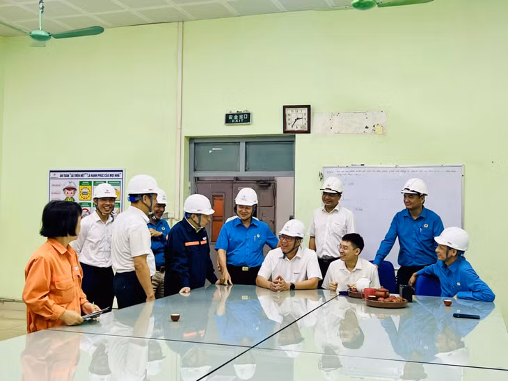 Các đồng chí Lãnh đạo EVNGENCO1 trò chuyện, thăm hỏi người lao động đơn vị.