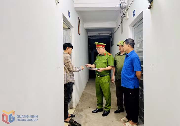 Công an xã Quảng Phong (huyện Hải Hà) kiểm tra lưu trú tại nhà trọ trên địa bàn. Ảnh: Hằng Ngần