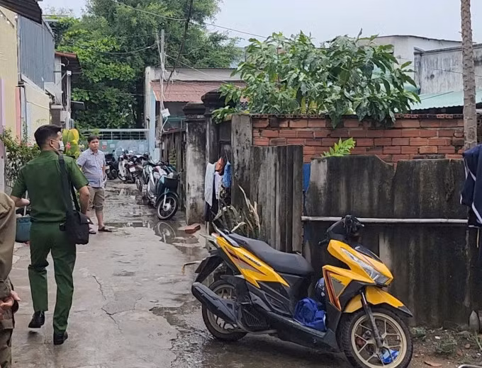 Cảnh sát phong toả hiện trường căn nhà trọ bị cháy để điều tra nguyên nhân. Ảnh: Đình Văn