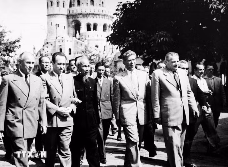 Chủ tịch Hồ Chí Minh đến thăm Pháo đài "Người đánh cá" (Halászbástya) ở Thủ đô Budapest trong chuyến thăm Hungaria (4/8/1957). (Ảnh: TTXVN)