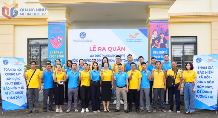 Các đại biểu hô khẩu hiệu quyết tâm hoàn thành kế hoạch đề ra về chính sách bảo hiểm xã hội, bảo hiểm y tế năm 2025.
