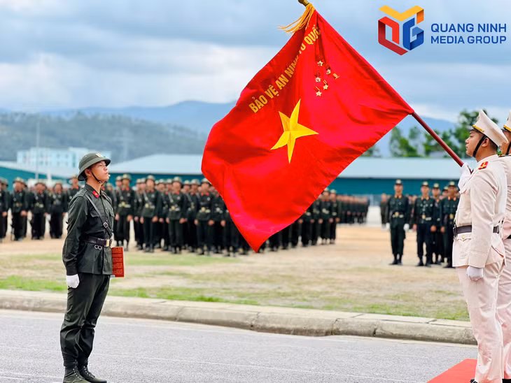 Chiến sỹ mới tuyên thệ trước Cờ Tổ quốc.