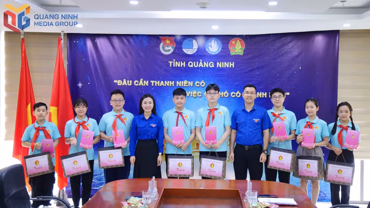 Lãnh đạo Tỉnh Đoàn Quảng Ninh, Hội đồng Đội tỉnh tặng quà cho các đại biểu trước khi tham dự Đại hội Cháu ngoan Bác Hồ toàn quốc lần thứ X năm 2025.