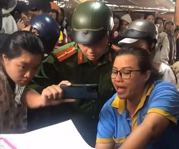Công an phường Võ Thị Sáu, quận 3, làm việc với nhân viên bãi xe sau phản ánh của người dân, tối 30/4. Ảnh: Minh Bằng