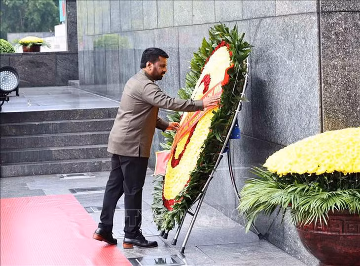 Tổng thống Sri Lanka Anura Kumara Dissanayaka đến đặt vòng hoa và vào Lăng viếng Chủ tịch Hồ Chí Minh. Ảnh: TTXVN