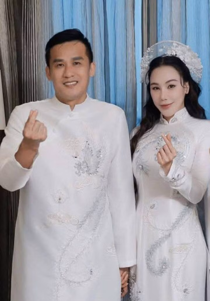 Dù không hoạt động trong giới giải trí, anh gây ấn tượng với diện mạo phong độ, điềm đạm, ánh mắt ấm áp