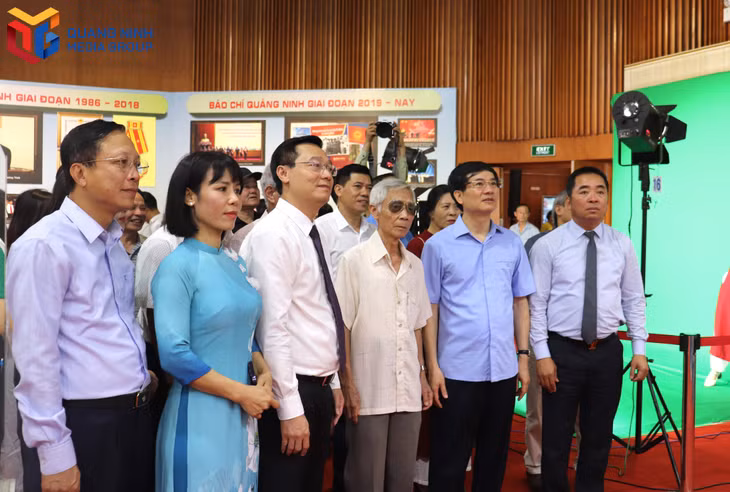 Các đại biểu tham quan khu vực lịch sử báo chí Việt Nam. 