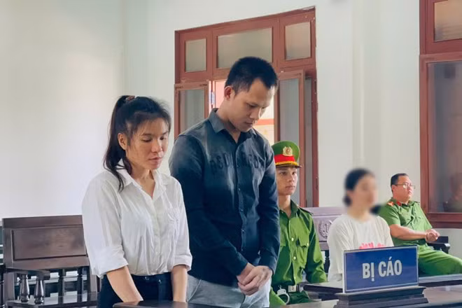 Bị cáo Lê Long Thiên và Nguyễn Thị Mai Phương tại TAND tỉnh Phú Yên. Ảnh: Thế Minh