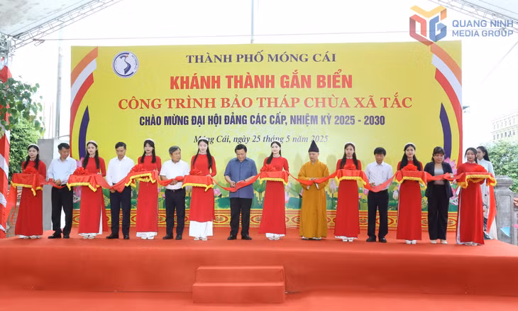 Các đại biểu cắt băng khánh thành công trình Bảo tháp Chùa Xã Tắc.