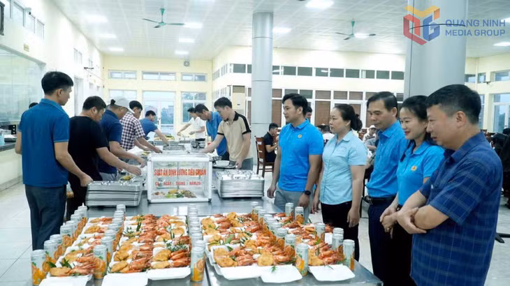 Bữa cơm công đoàn ở Công ty Than Mạo Khê.