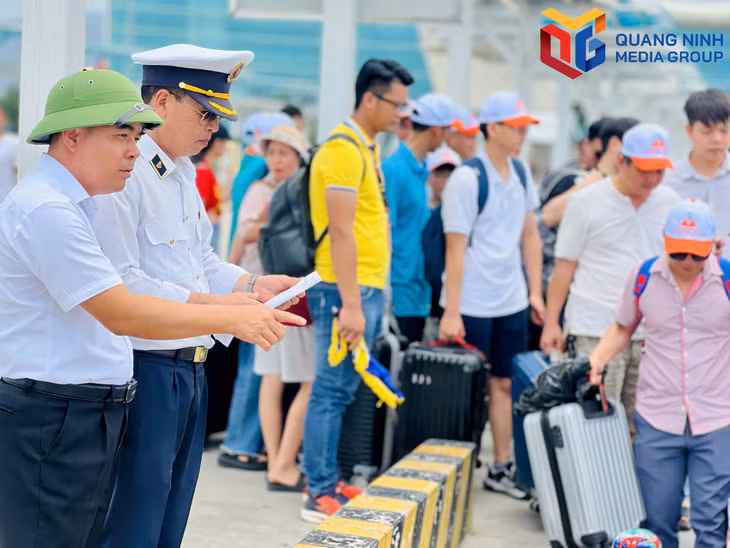 Kiểm soát hành khách xuống tàu.