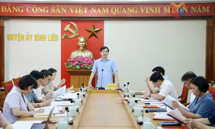 Đồng chí Vũ Quyết Tiến, Phó Bí thư Tỉnh ủy kết luận cuộc làm việc với Ban Thường vụ Huyện ủy Bình Liêu.
