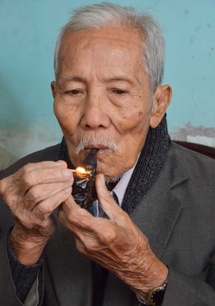 Sinh thời, nhà báo Như Mai có sở thích hút thuốc lào.