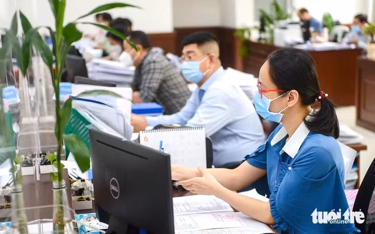 Công chức TP.HCM giải quyết thủ tục hành chính cho người dân - Ảnh: Q.ĐỊNH