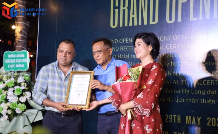 Trung tâm Chứng nhận Halal Quốc gia - Halcert trao chứng chỉ Halal cho nhà hàng đồ nướng Trung Đông Nan n Kabab.