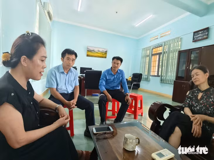 Cô Huỳnh Thị Kim Huệ - hiệu trưởng Trường THPT Cao Bá Quát (bìa trái) và các thầy cô giáo trao đổi về việc 16 học sinh lớp 12 nghỉ học - Ảnh: TÂM AN