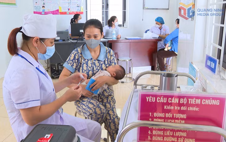 Tiêm vắc-xin phòng bệnh cho trẻ em trong chương trình Tiêm chủng mở rộng tại Trạm Y tế xã Hiệp Hòa (TX Quảng Yên).