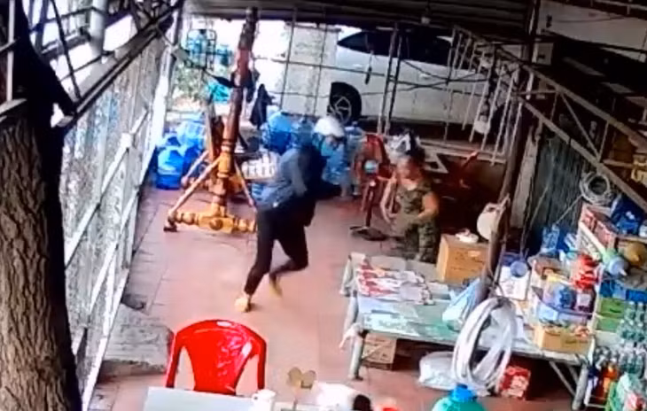 Thời điểm tên cướp giật dây chuyền của chủ tiệm tạp hóa. Ảnh: Hữu Nguyện
