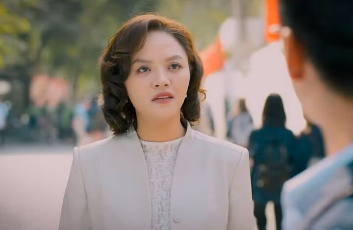 Liên cũng bị nhận xét là có tạo hình trẻ, không phù hợp khi vào vai mẹ của Nguyên (Trần Nghĩa đóng).