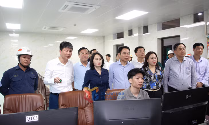 Đồng chí Trịnh Thị Minh Thanh, Phó Bí thư Thường trực Tỉnh ủy, Chủ tịch HĐND tỉnh, nghe lãnh đạo Công ty Than Nam Mẫu báo cáo công tác giám sát quá trình sản xuất tại các hầm lò.