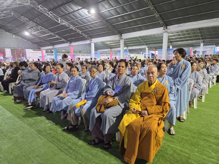 Bên trong khu nhà chờ, các phật tử ngồi trật tự, trang nghiêm.